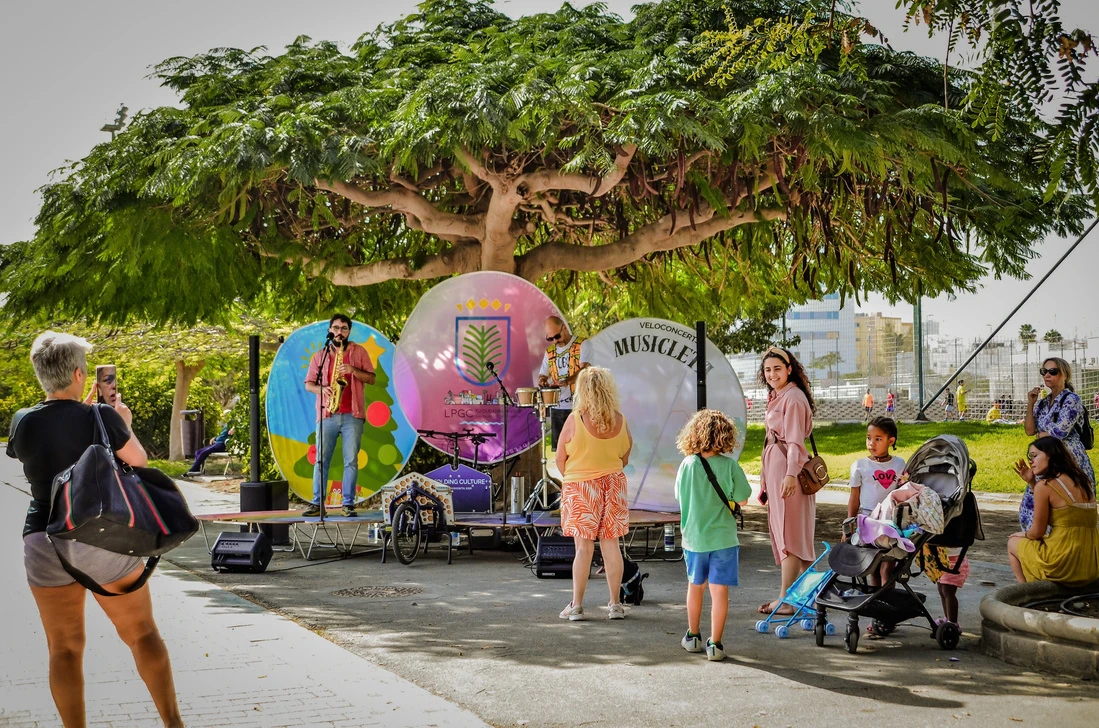Actuación de MUSICLETA al aire libre con público de todas las edades