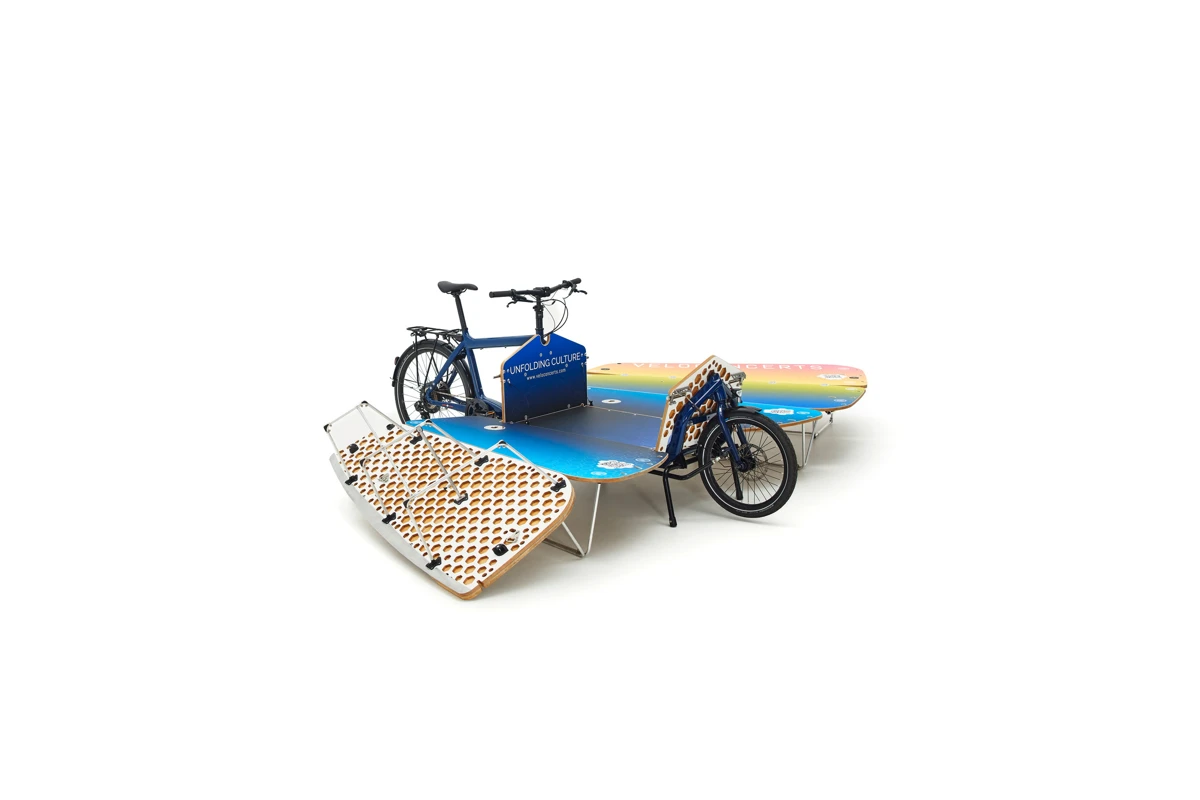 VeloStage desplegándose desde la bicicleta eléctrica