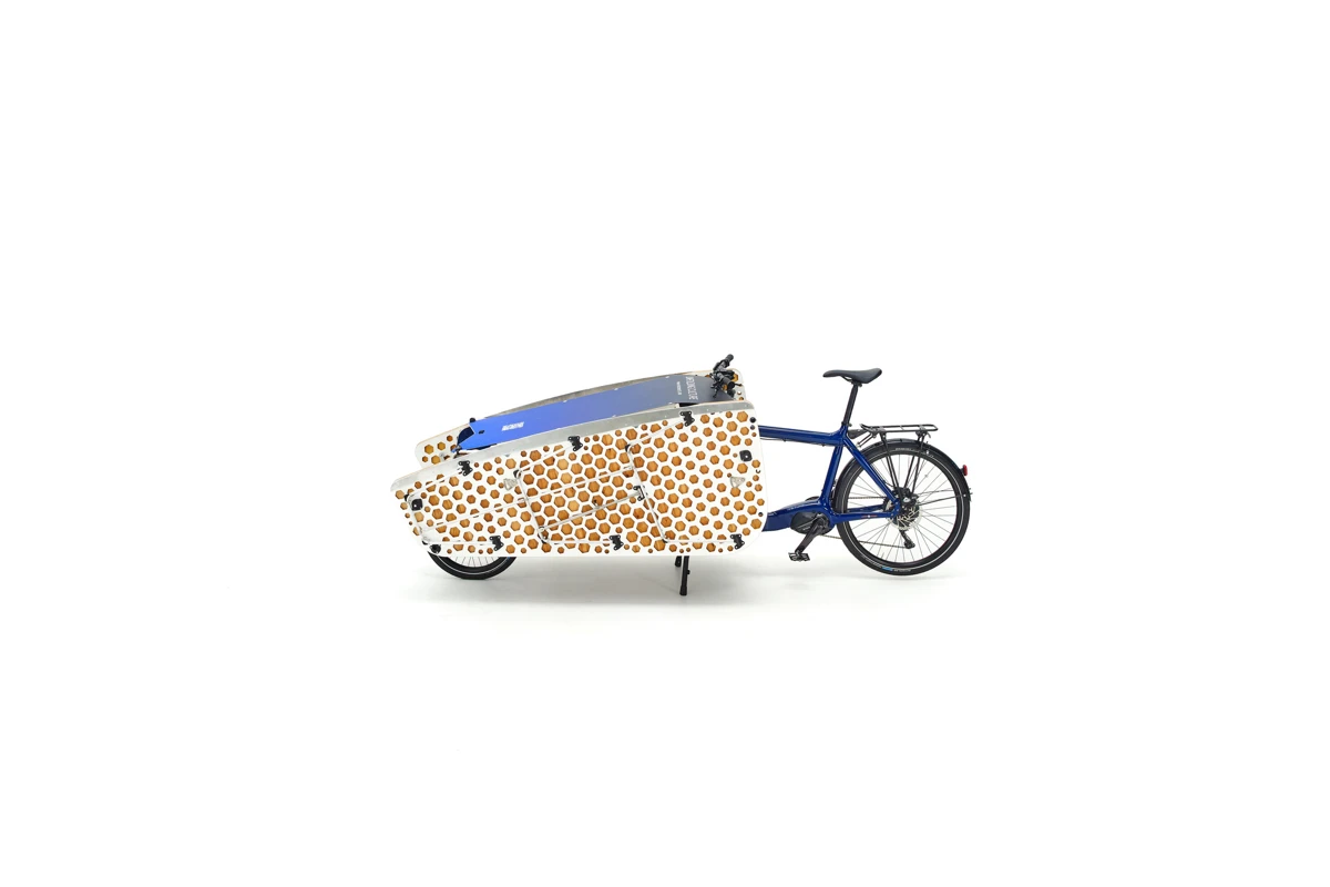 VeloStage plegado, conectado a una bicicleta eléctrica